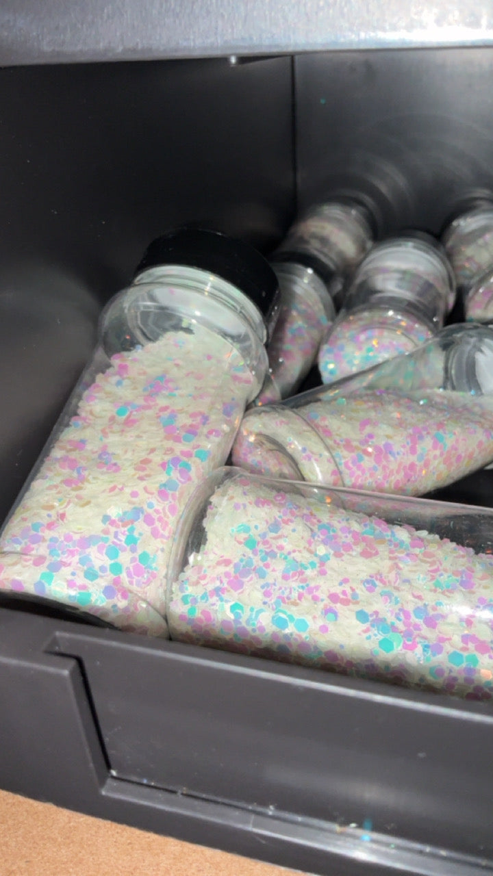 Glow glitter (glows green)