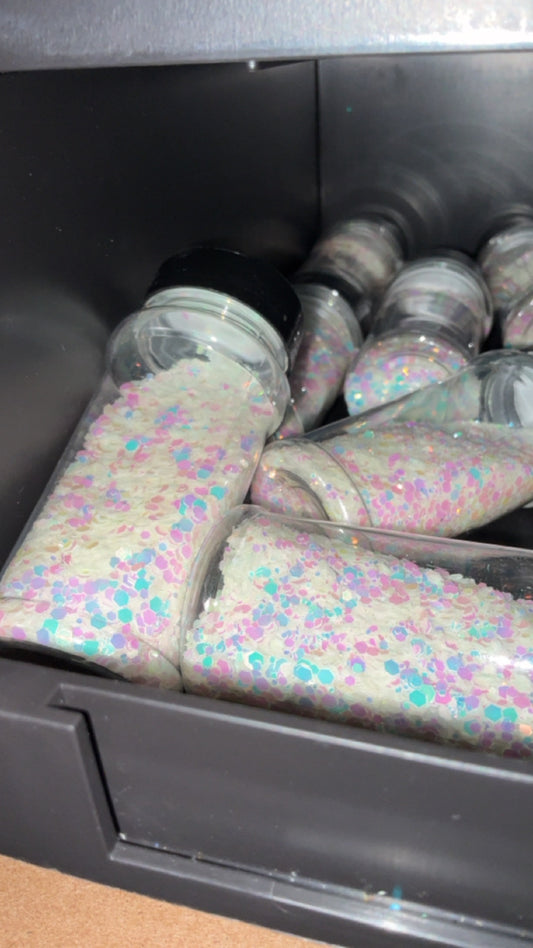 Glow glitter (glows green)